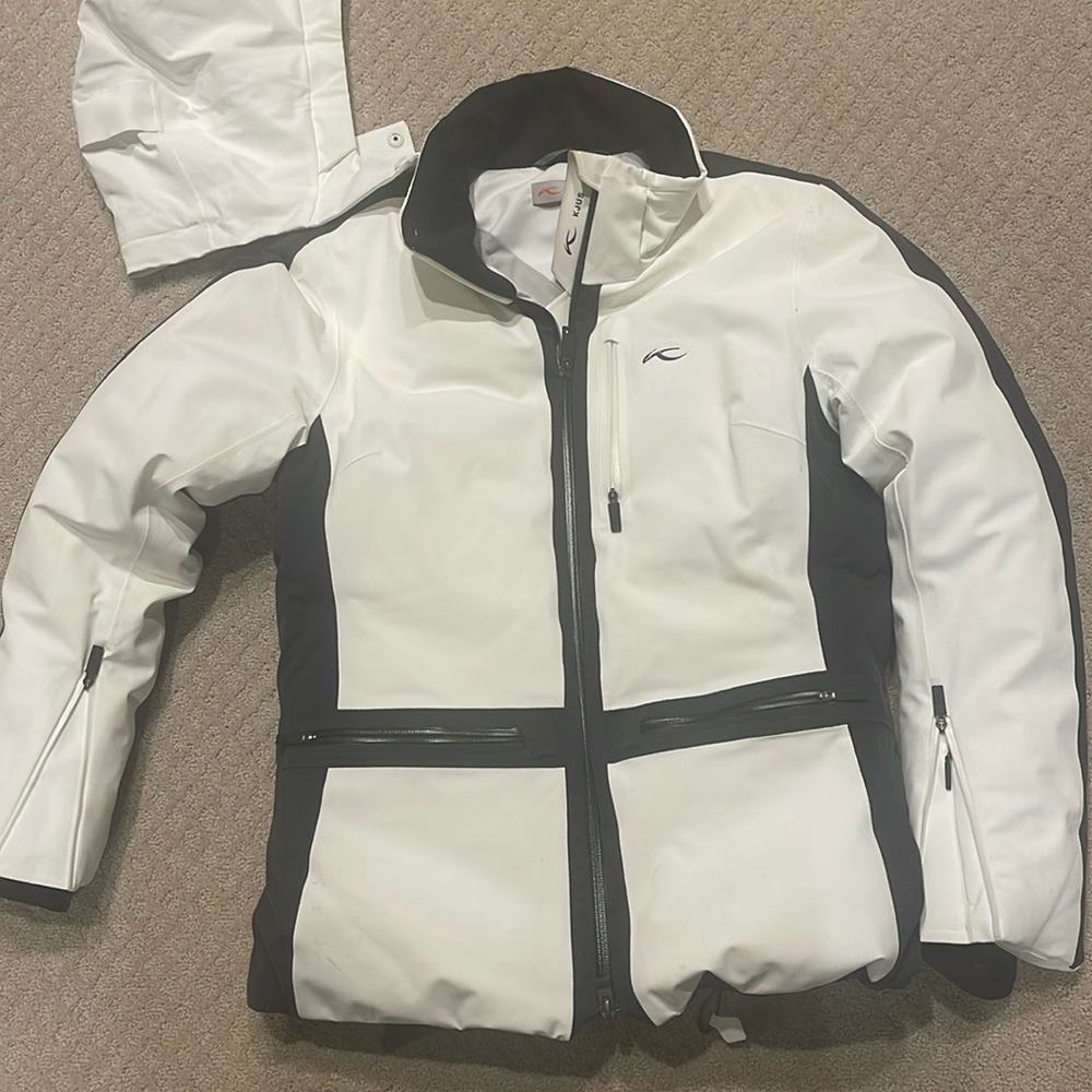 Ladies Kjus ski coat size 40/L. Only worn once. Great condition. Super warm.